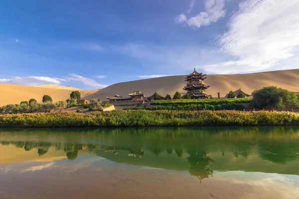 Dunhuang, Çin - 06 Ağustos 2014: Hilal Gölü Oasis Dunhuang, Çin