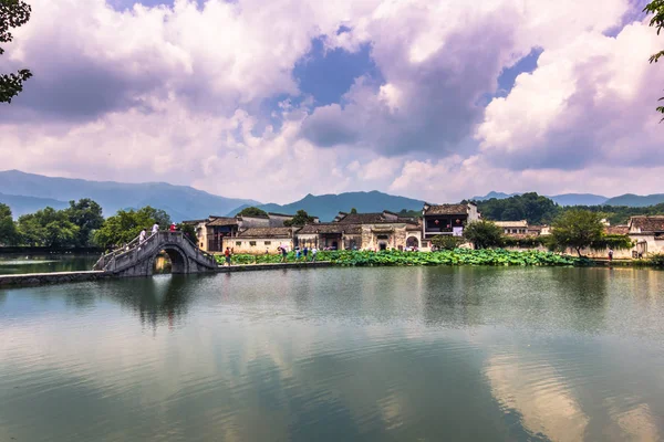 Hongcun, Çin - 28 Temmuz 2014: Hongcun köprü Köyü