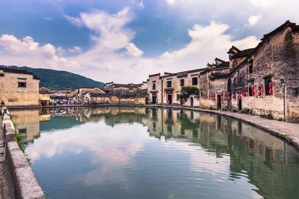 Hongcun, China - juli 28, 2014: Lake in de oude stad van Hongcun — Stockfoto