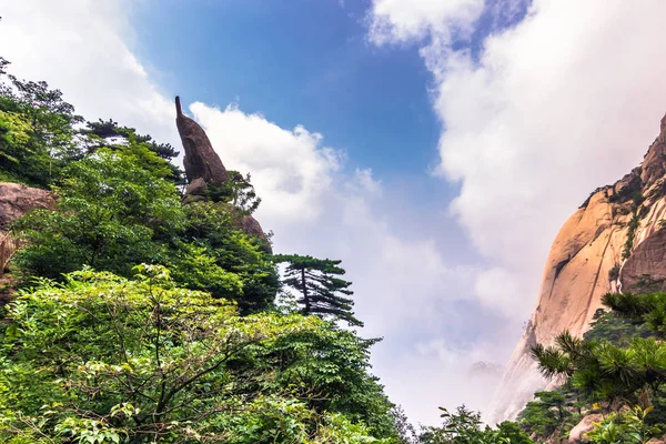 黄山，中国-2014 年 7 月 29 日︰ 黄色山的顶峰 — 图库照片