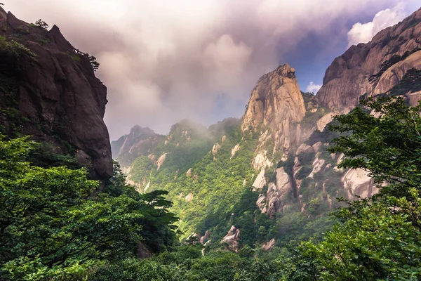 黄山，中国-2014 年 7 月 29 日︰ 黄色山的顶峰 — 图库照片