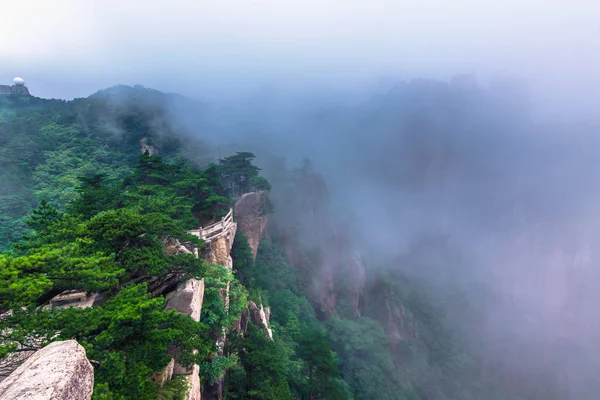 黄山，中国-2014 年 7 月 29 日︰ 景观的黄色的山 — 图库照片