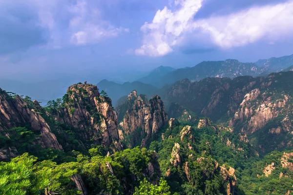 黄山，中国-2014 年 7 月 29 日︰ 景观的黄色的山 — 图库照片