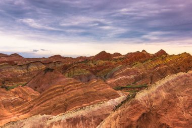 Zhangye, Çin - 03 Ağustos 2014: Rainbow dağlarında Danxia ülke Zhangye, Çin