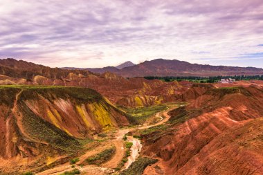 Zhangye, Çin - 03 Ağustos 2014: Rainbow dağlarında Danxia ülke Zhangye, Çin