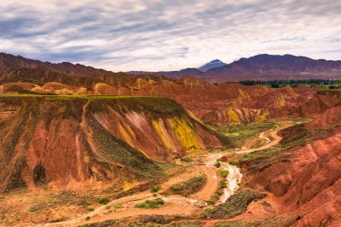 Zhangye, Çin - 03 Ağustos 2014: Rainbow dağlarında Danxia ülke Zhangye, Çin