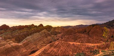 Zhangye, Çin - 03 Ağustos 2014: Rainbow dağlarında Danxia ülke Zhangye, Çin