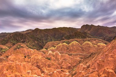 Zhangye, Çin - 03 Ağustos 2014: Rainbow dağlarında Danxia ülke Zhangye, Çin