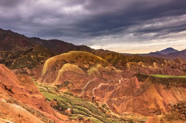Zhangye, Çin - 03 Ağustos 2014: Rainbow dağlarında Danxia ülke Zhangye, Çin
