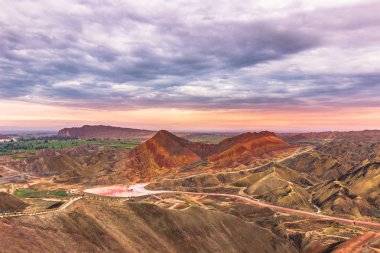 Zhangye, Çin - 03 Ağustos 2014: Rainbow dağlarında Danxia ülke Zhangye, Çin