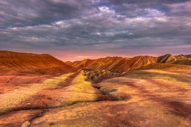 Zhangye, Çin - 03 Ağustos 2014: Rainbow dağlarında Danxia ülke Zhangye, Çin