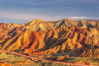 Zhangye, Çin - 03 Ağustos 2014: Rainbow dağlarında Danxia ülke Zhangye, Çin