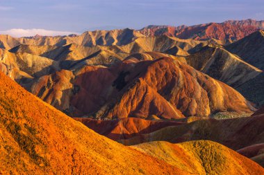 Zhangye, Çin - 03 Ağustos 2014: Rainbow dağlarında Danxia ülke Zhangye, Çin