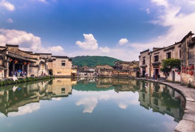Hongcun, Çin - 28 Temmuz 2014: Hongcun eski kasaba gölde