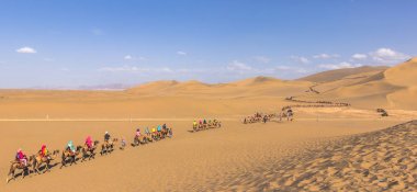 Dunhuang, Çin - 06 Ağustos 2014: Gobi dese deve bisikletçi