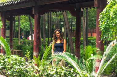 Chengdu, Çin - 08 Ağustos 2014: Demir Pagoda Park Chengdu, Çin