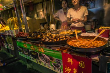 Beijing, Çin - 19 Temmuz 2014: Wangfujing, gece gıda pazarı
