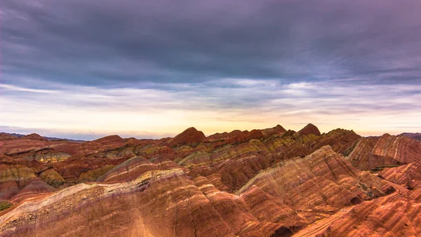 Zhangye, China - 03 de agosto de 2014: Montanhas Arco-íris da Danxia Landform em Zhangye, China — Fotografia de Stock