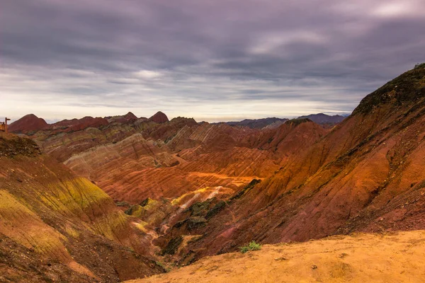 Zhangye, Čína - 03 srpna 2014: Duhové hory Danxia krajiny v Zhangye, Čína — Stock fotografie