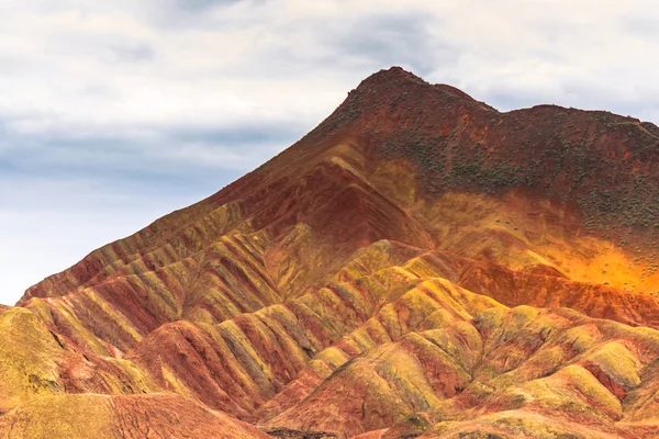 Zhangye, China - augustus 03, 2014: Rainbow bergen van de Danxia landvorm in Zhangye, China — Stockfoto