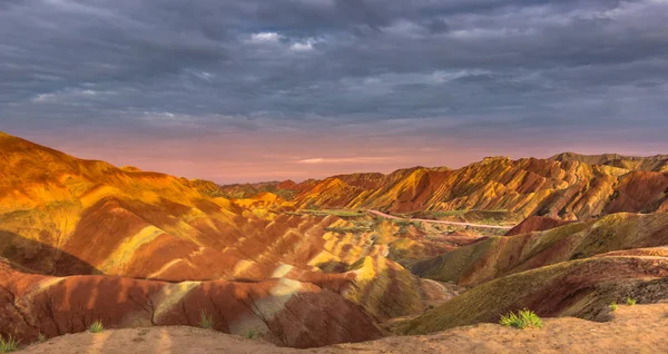 Zhangye, Kína - 2014. augusztus 03.: Rainbow hegyek a Danxia Landform Zhangye, Kína — Stock Fotó