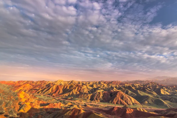 Zhangye, Kína - 2014. augusztus 03.: Rainbow hegyek a Danxia Landform Zhangye, Kína — Stock Fotó