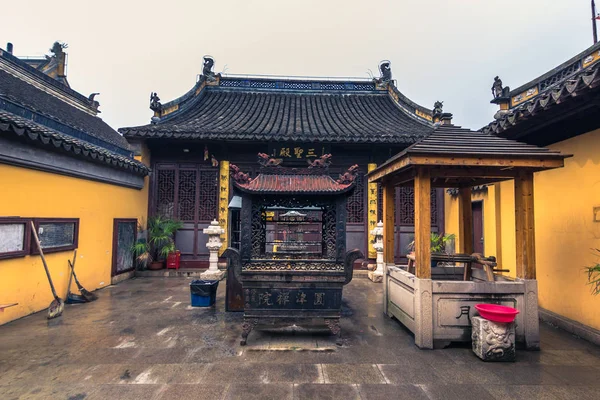 Zhujiajiao, China - July 26, 2014: Temple in Zhujiajiao village — Stock Photo, Image