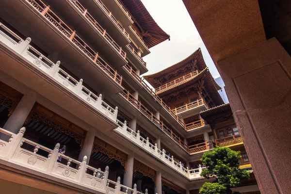 Šanghaj, Čína - 27. července 2014: Jing'an temple v Shanghai — Stock fotografie