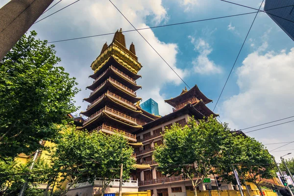 Shanghai, China - 27 de julio de 2014: Templo de Jing 'an en Shanghai —  Fotos de Stock