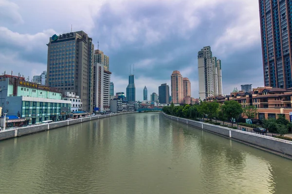 Shanghai, China - July 27, 2014: Canal in downtown Shanghai — Stock Photo, Image
