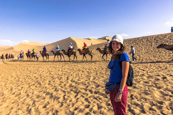 Dunhuang, China - 06 de agosto de 2014: Turismo en el Lago Crescent — Foto de Stock