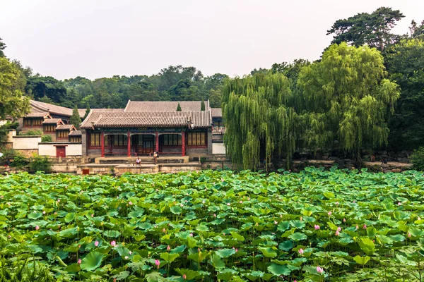 Peking, Čína - 18. července 2014: Zahrady letohrádkem — Stock fotografie