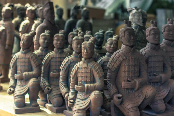 Xi'an, Çin - 22 Temmuz 2014: Minyatür terracota savaşçı bir