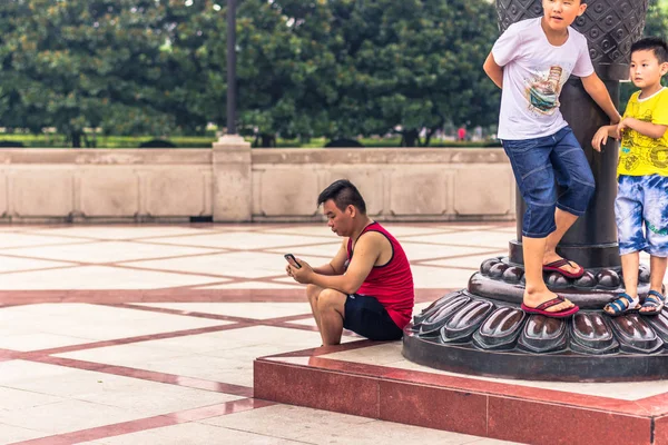 Shanghai, China - July 25, 2014: People in the People's Square in Shanghai — Stock Photo, Image