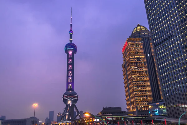 Shanghai, Kína - 2014. július 25.: Pudong, keleti gyöngy Tv-torony — Stock Fotó