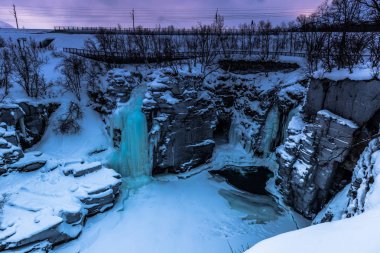 Lapland, İsveç - 30 Ocak 2014: Donmuş şelale Abisko Milli Parkı, İsveç