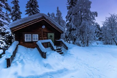 Lapland, İsveç - 31 Ocak 2014: Jukkasjarvi, İsveç karda evde