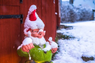 10 Aralık 2016: Kaplı bir Noel elf Sigtuna karda kışın, İsveç