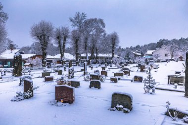 10 Aralık 2016: Kışın, İsveç Sigtuna mezarlıkta