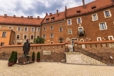 Krakow, Polonya - 12 Mayıs 2016: İçinde Wawel Kalesi Krakow, Polonya'nın eski şehir