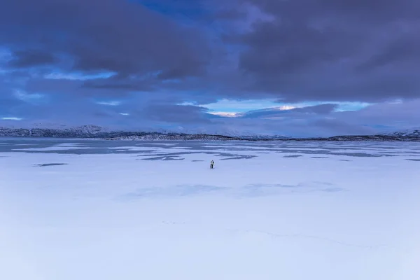 Lapland, Svédország - 2014. január 30.: Magányos utazó Abiskó Nemzeti Park, Svédország — Stock Fotó