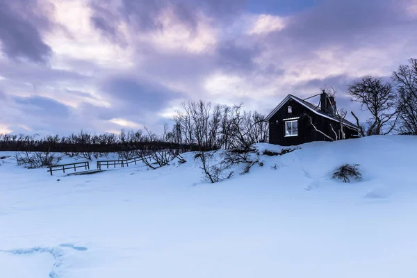 Laponsko, Švédsko - 30. ledna 2014: Dům na sněhu v národní Park Abisko, Švédsko — Stock fotografie