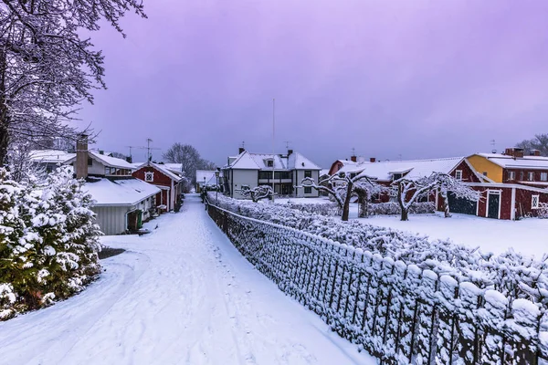 10. Dezember 2016: verschneite Straße in Sigtuna mit Schnee im Winter — Stockfoto