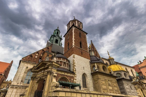 Cracovia, Polonia - 12 de mayo de 2016: Catedral de Wawel en el casco antiguo de Cracovia, Polonia — Foto de Stock