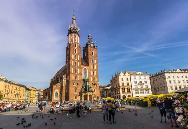 Cracovia, Polonia - 12 de mayo de 2016: Basílica de Santa María en Cracovia — Foto de Stock