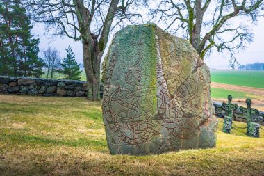 Skanela, İsveç - 1 Nisan 2017: Viking runestone Skanela kilisede