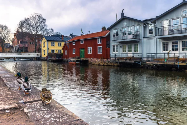 Norrtalje Suecia - 1 de abril de 2017: Casco antiguo de Norrtalje, Suecia — Foto de Stock