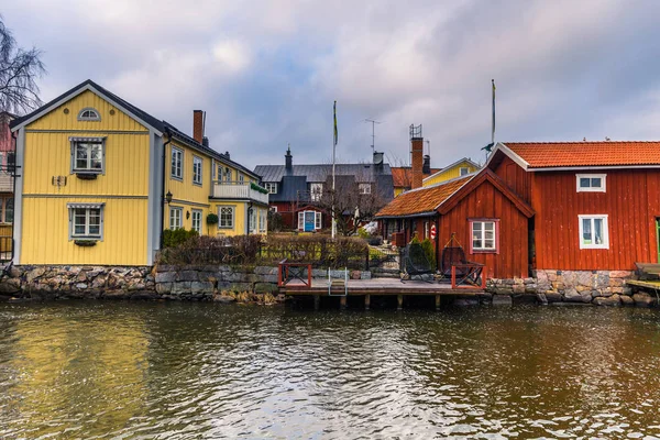 Norrtalje Suecia - 1 de abril de 2017: Casco antiguo de Norrtalje, Suecia — Foto de Stock