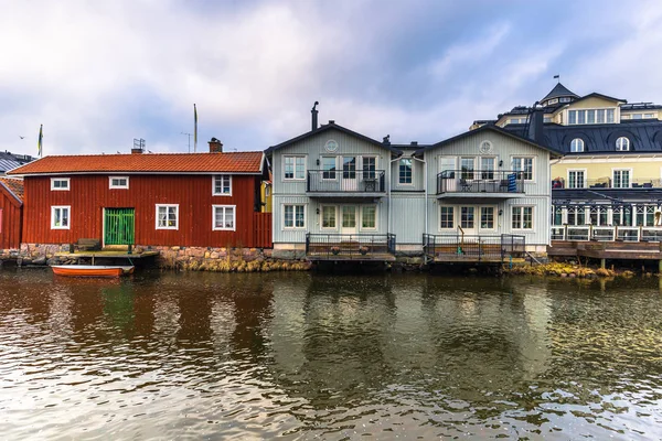 Norrtalje Suecia - 1 de abril de 2017: Casco antiguo de Norrtalje, Suecia — Foto de Stock