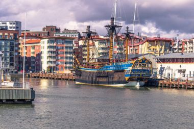Göteborg, İsveç - 14 Nisan 2017: Gothenburg Dock gemisiyle